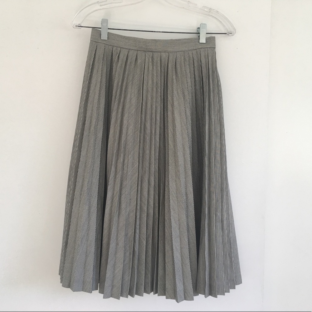 Grey skirt. size S. 90% new.